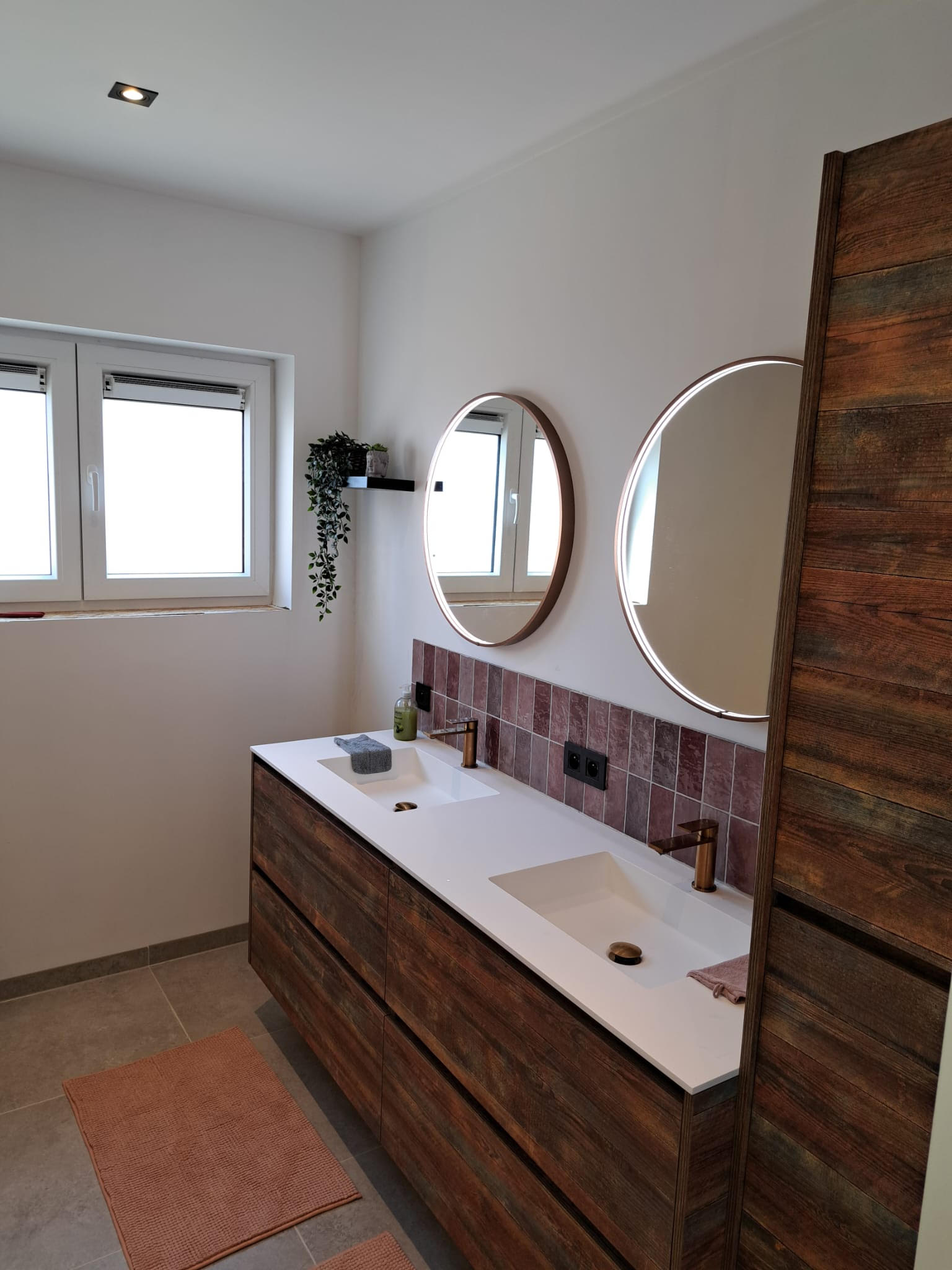 Maatwerk badkamermeubel met dubbele lavabo