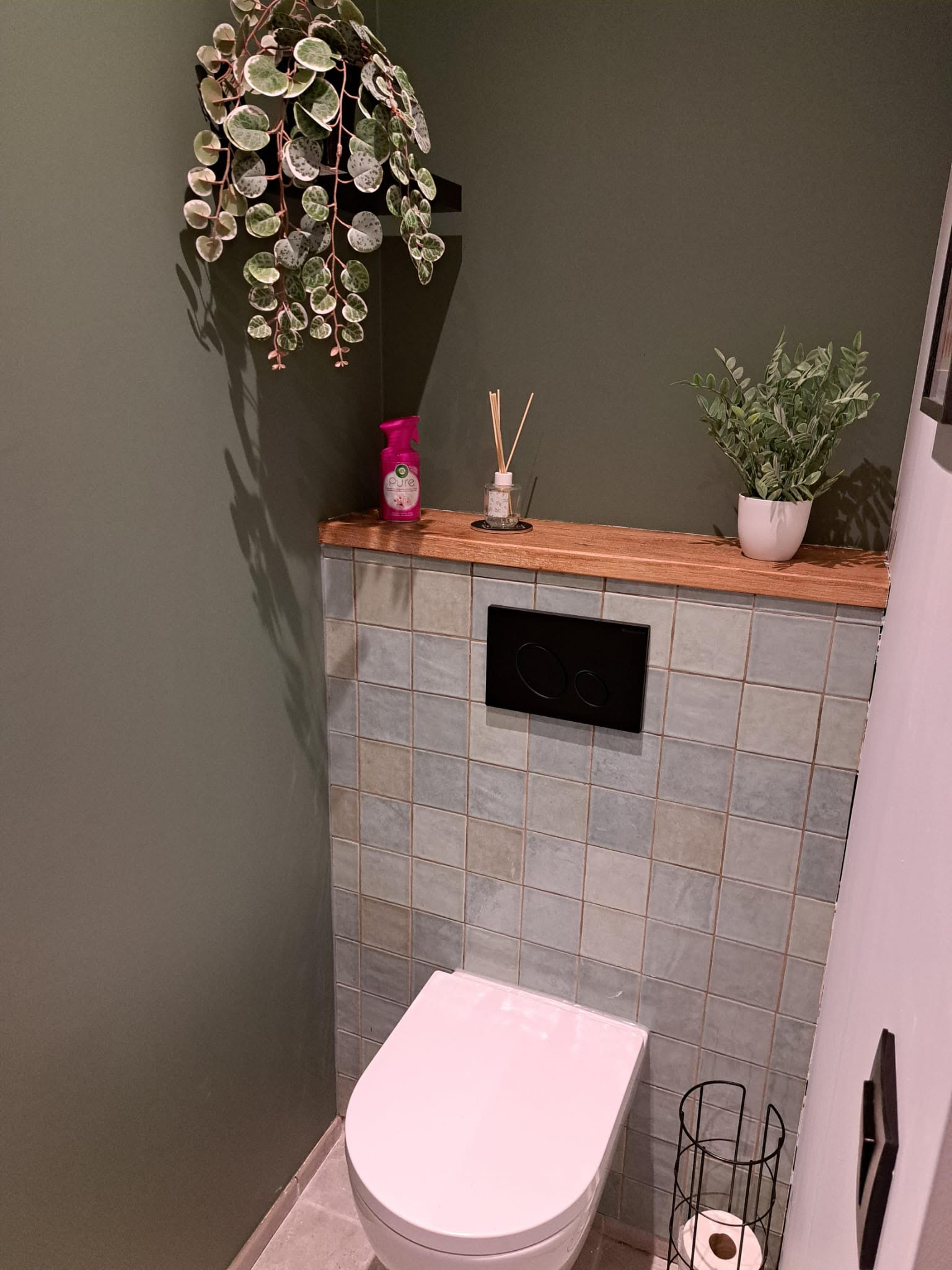 Toiletrenovatie met tegelwerk en houten tablet